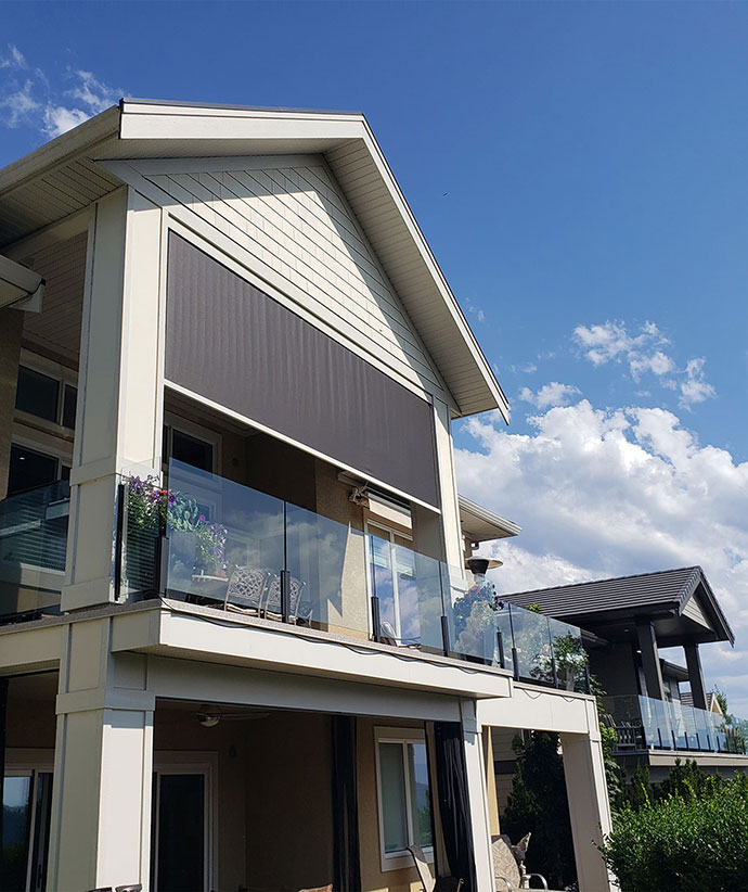 Large motorized screen seamlessly integrated into outdoor living space